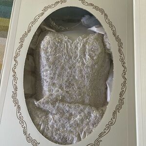 Exquisite White Lace Wedding Dress. Preserved after 1 wear. Size 8 altered